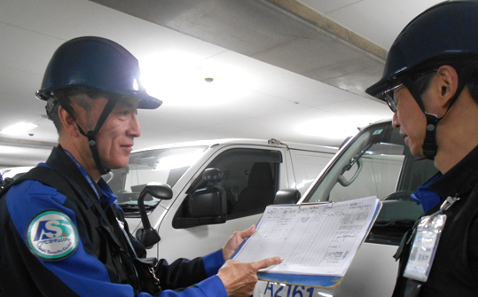 勤務中は常に2人1組で行動します。
となりに仲間がいてくれるから心強い◎