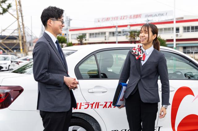 生徒が成長していく過程を支える大切なポジション。
無事に免許取得できた時の達成感はひとしおです!