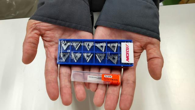 手のひらに乗るような軽くて小さな商品がメインです