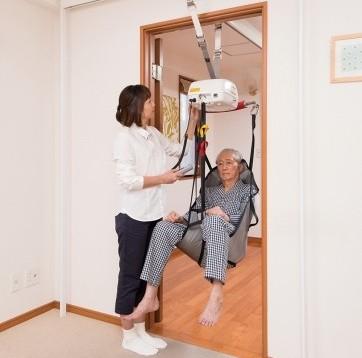 こちらの屋内移動リフトの利用により大規模な工事は不要です。部屋間をつなぎ生活空間が一気に広がります。