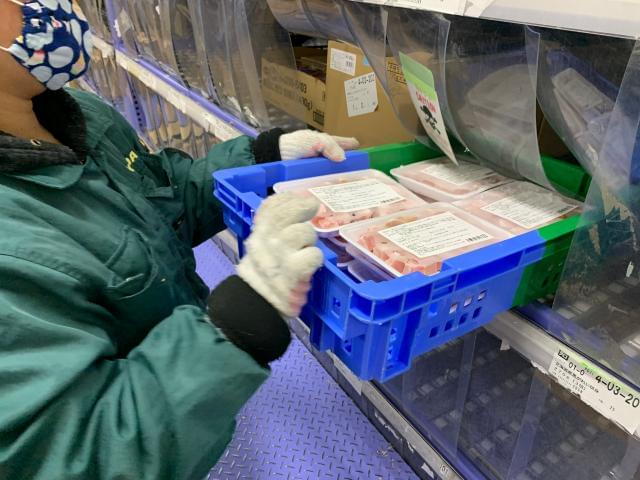 様々な商品を少しずつ、集めていきます。極端な重量物はないので、ご安心下さい。