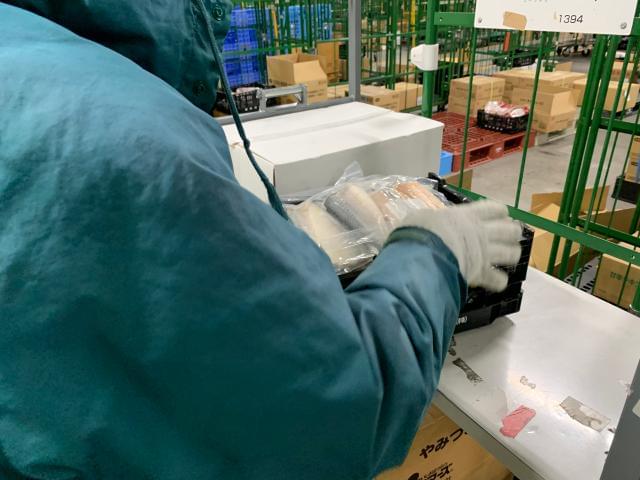 様々な商品を少しずつ、集めていきます。極端な重量物はないので、ご安心下さい。