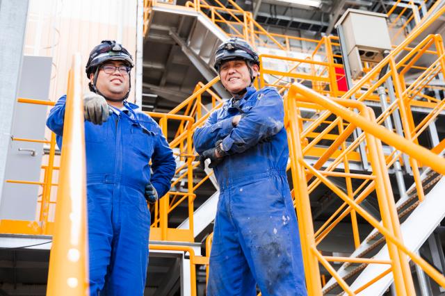 未経験歓迎／4日シフトで月収30万円以上も可／年間休日123日／残業ほぼなし／長期休暇OK／安定企業資源循環工場での焼却炉運転作業スタッフ