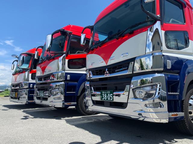 乗っていただく車両は大型ウイング車、運ぶ荷物はペットボトル飲料になります。
