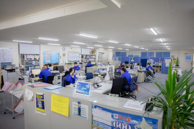 広い事務所に一人ひとり十分なスペースを確保しているので、落ち着いた環境の中で仕事ができます。