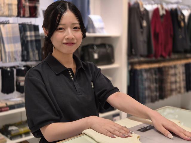 学生服の販売スタッフ募集！10時／11時出社◎未経験OK！週3日〜◎社割ありアパレル販売スタッフ