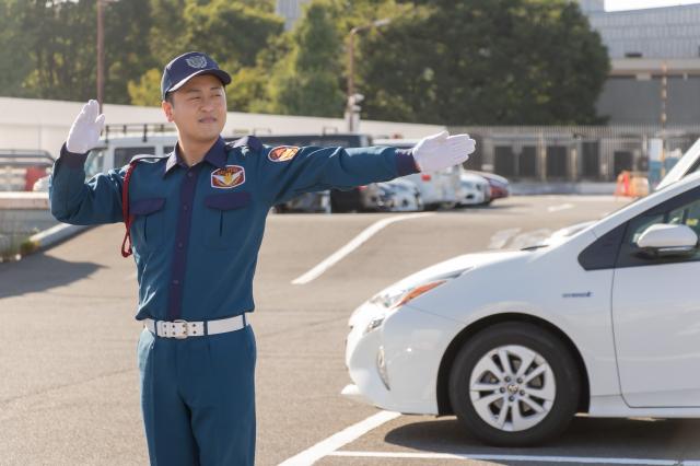 夜間の交通誘導警備スタッフ大募集!16日勤務で244,000円!前払い制度あり!