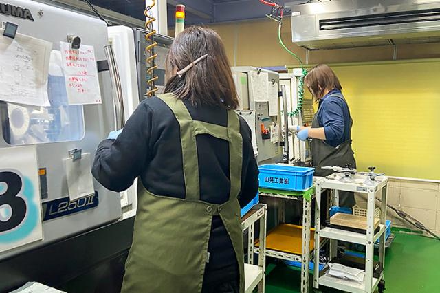 家事や育児と両立しやすい、《ちょうどいい働き方》が見つかる職場です。金属部品加工の補助や検品などの軽作業