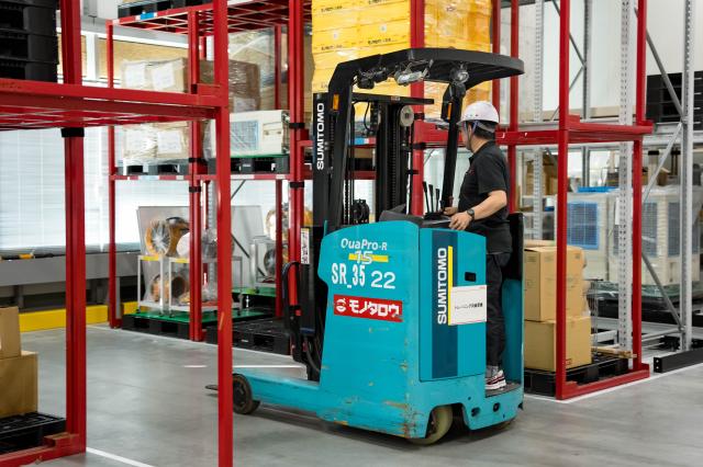 リフト免許を活かす【フォークリフト作業】高時給◆送迎バス有◆空調完備◎21時以降手当支給☆モノタロウ物流センターでのフォークリフト作業スタッフ