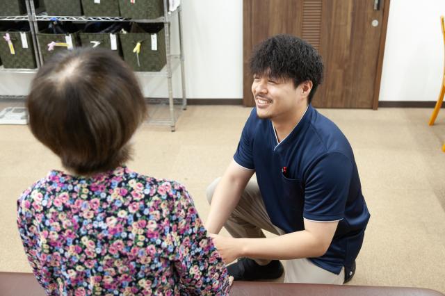 「今日も頑張りましょうね」から始まる、ここでの一日。リハビリの合間の何気ない会話も楽しみのひとつ。
