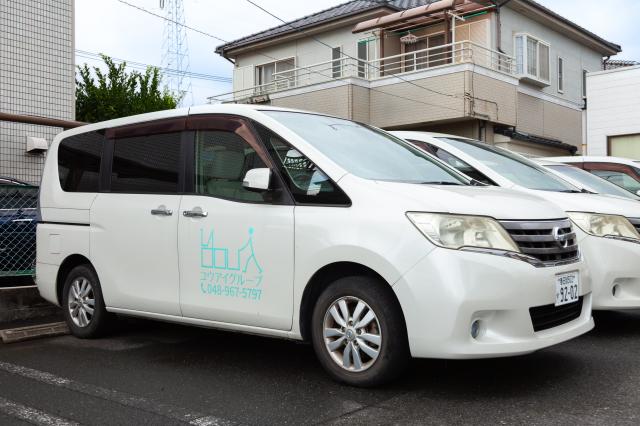 朝夕の送迎もお願いしますが、運転するのは普通のワゴン車。車いすの方の送迎はなく、AT限定でもOKです。