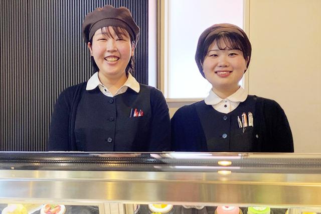 【洋菓子・パンの販売】シフトの自由度◎学生・主婦（夫）さん活躍中！大人気のマダム・ヨーコに囲まれて♪［1］
フラワー竹内街道軽里店の
洋菓子・パンの販売スタッフ
［2］
フラワー松原店の
洋菓子・パンの販売スタッフ