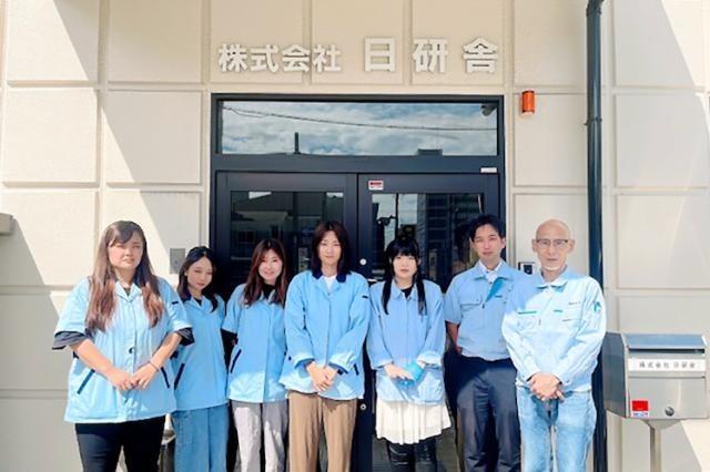 30代・40代のスタッフがイキイキ活躍中！お客様との
対話は無く、コツコツ作業が好きな方にピッタリです♪