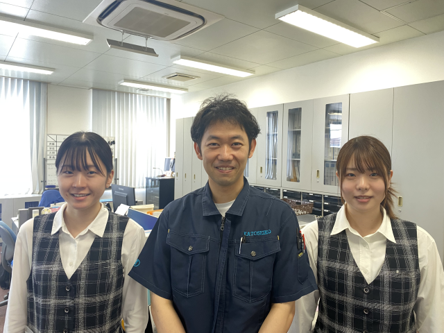 スマホの中に使われる部品や自動車のエンブレム等も作っている会社です。1人1人の意見や思いを尊重する社風。入社年次を問わずに働けるので前向きに取り組めますよ♪