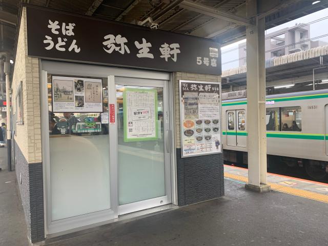 <60代・シニア層活躍中>飲食経験者歓迎・ブランクOK 週1日〜、午前のみの勤務 土日のみも可◎午前勤務の駅構内の立ち食いそば店での接客