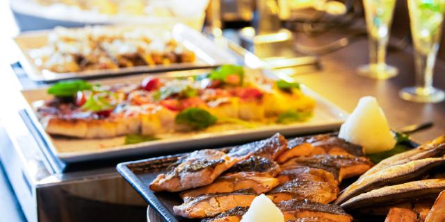 【ワシントンホテル】朝食サービススタッフ！時間固定で働きやすい！未経験・Wワーク◎バイク・車通勤OKレストランの朝食スタッフ