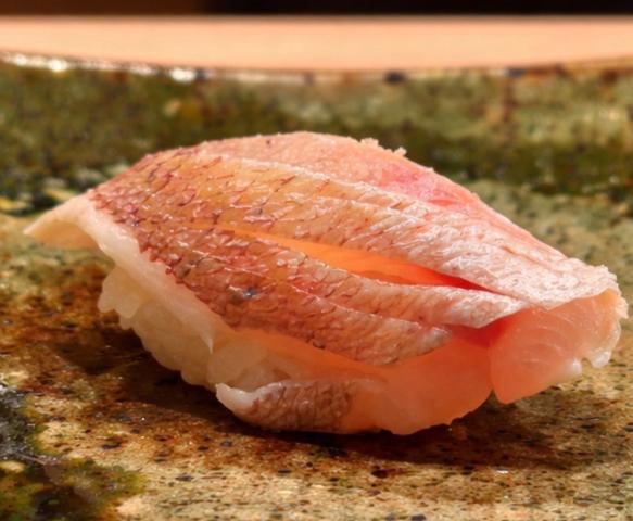 8席だけの新店。
集客は店舗に任せ、職人は鮨に集中。