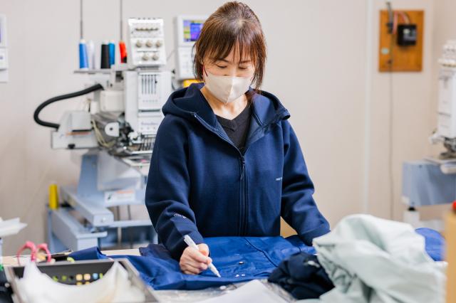 刺しゅうする位置にマーキング!最初はちょっと緊張…でも、慣れるとサッと決まるようになります◎