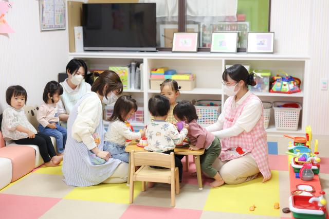 定員19名の小規模保育園です。
現在8名の保育士さんが活躍しています♪