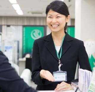 ATM操作方法の説明、各担当への誘導など―
ロビー業務は、まさに銀行の“顔”として、ヤリガイ抜群◎