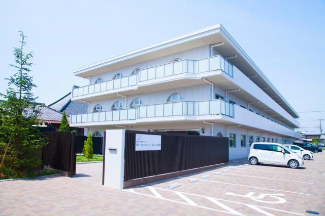 『直雇用・介護職員』介護経験3年以上でOK/美術館の様なきれいな職場/ブランク可/週3日から勤務可!有料老人ホームでの介護スタッフ