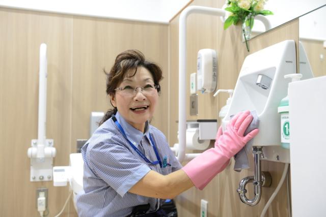 50代・60代の女性スタッフを中心に活躍中！
清掃のお仕事が初めての方も大歓迎です♪