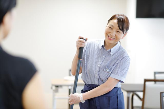 50代・60代の女性スタッフを中心に活躍中！
清掃のお仕事が初めての方も大歓迎です♪