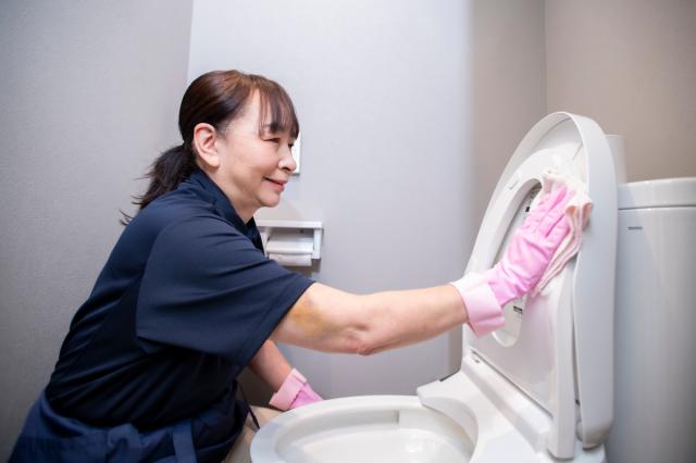 50代・60代の女性スタッフを中心に活躍中!
清掃のお仕事が初めての方も大歓迎です♪
