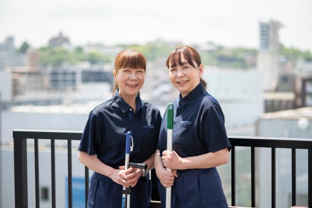 50代・60代の女性スタッフを中心に活躍中!
清掃のお仕事が初めての方も大歓迎です♪