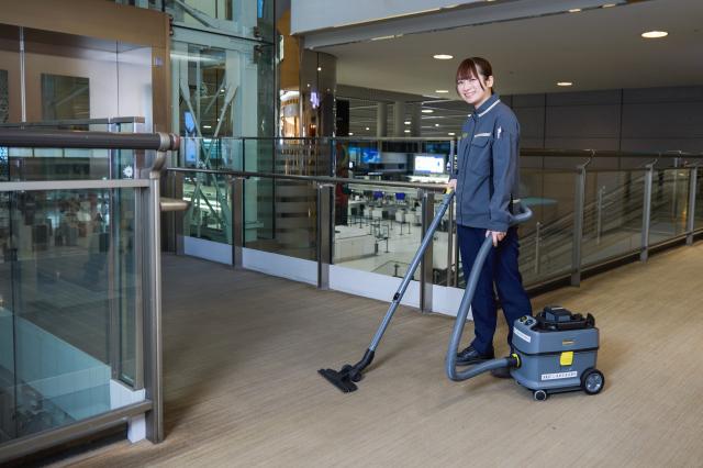 日勤　朝8時スタート　土日のお休み！充実の福利厚生もあります成田空港内日常清掃（日勤・8時から17時勤務）