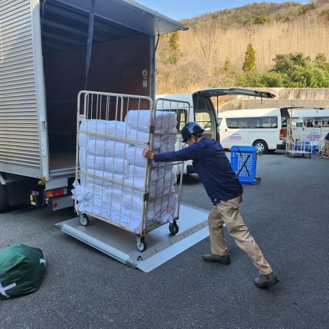 日勤のみ！3カ月後正社員登用有！1日３〜7件程度のルート配送！未経験OK！男女OK！普通免許でOK！寝具リネン等のルート配送ドライバー