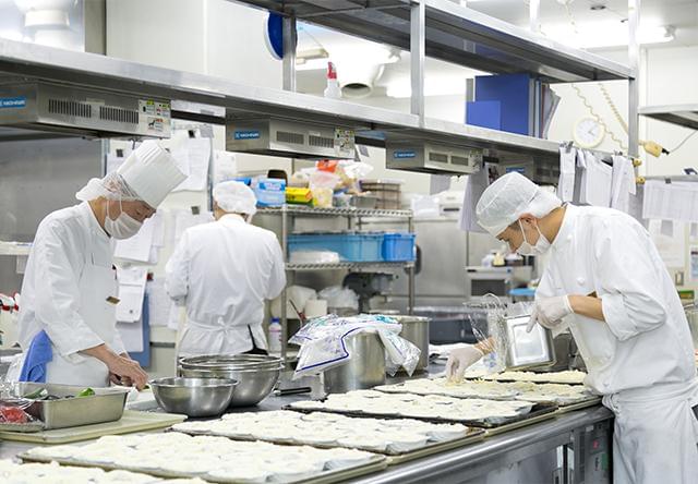 明治海運グループの5つのホテルが集まり、料理のコンテストも開催。常に技術を高め合っています。