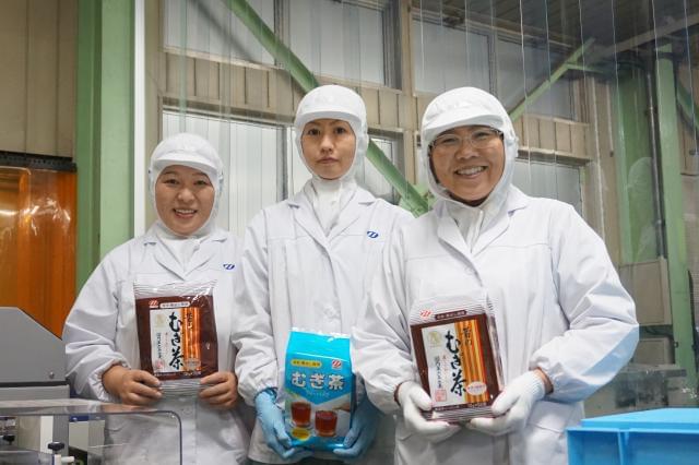 麦茶・きな粉・香辛料などを製造・販売している当社。職場見学を実施しているので、お気軽にお越しください。