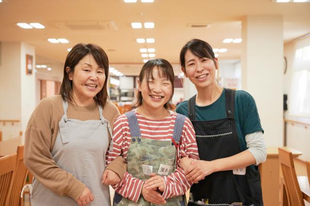 三ヵ所の高齢者住宅での募集ですが、建物は隣り合わせで
通勤はほぼ同じ、助け合ってお仕事しています。