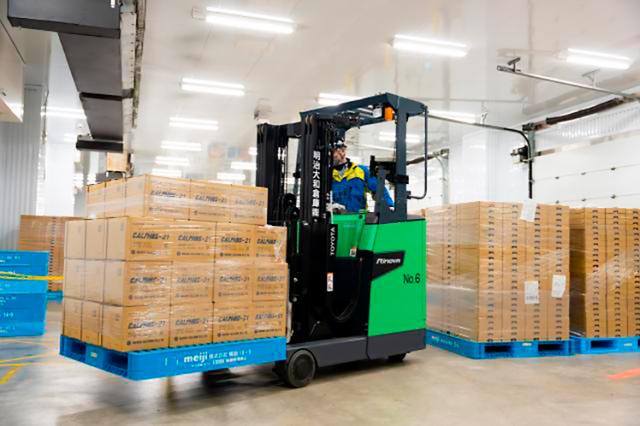 【貝塚市】契約社員募集★新規事業拡大に伴う募集★未経験OK！シンプル＆簡単作業！正社員登用あり！［1］工場内入出荷リフト作業
［2］工場内軽作業