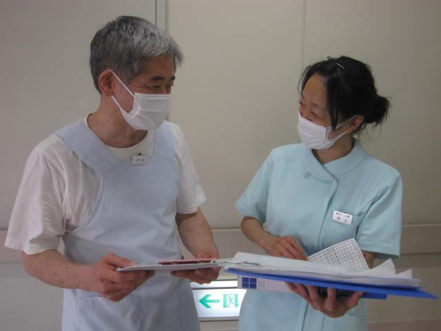 介護職員とコミュニケーションを取りながら、ご入居者様へのお食事提供を行います。