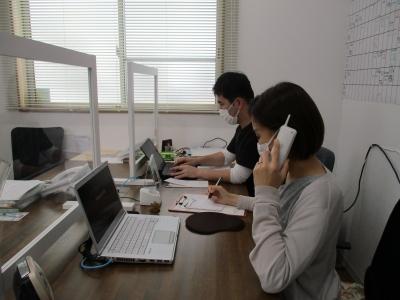 電話での連絡調整、事務作業もあります。