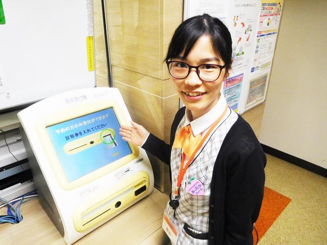 窓口にて患者様への案内や保険証の確認などをお願いします。先輩社員がフォローしますので安心下さい!!