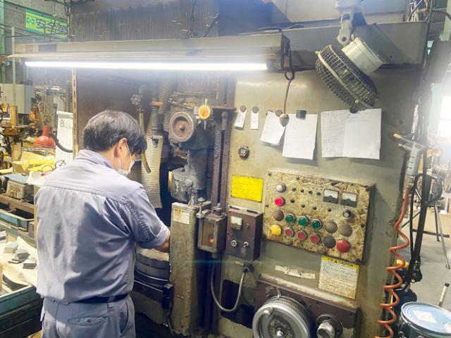 ＼未経験スタート歓迎の製造スタッフ！／男性・女性共に活躍中！残業ナシ×土日休み！バリカン替刃の製造