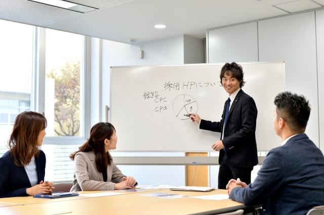 若手社員が中心となって進めるプロジェクトも多数! 先輩・後輩の垣根を越え、目的達成に向けて意見を出し合います。