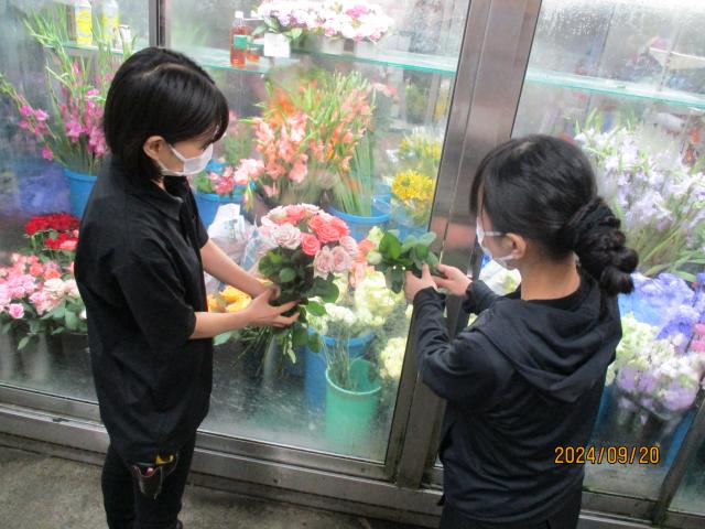 お花選びは楽しいですよ〜