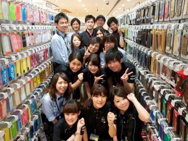 各エリアでよりきめ細やかな販売体制を築き、お客さまにスマートフォンやインターネット接続サービスをオススメするソフトバンク クルー(販売職)を大募集しています。