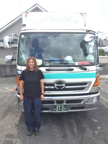 仕事量は常に豊富で、収入も安定。
4tウイング車で今日も快走中!
