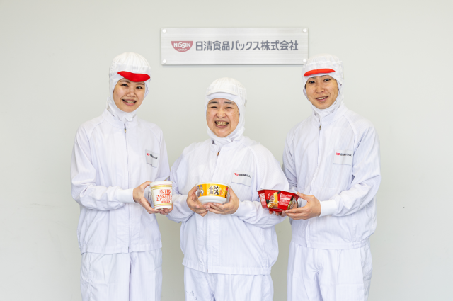 日清カップヌードルの容器製造工場でのライン作業！/未経験者歓迎！終業23時！カップ麺容器製造工場でのライン作業スタッフ