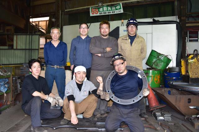 鎔断工スタッフ3名、マシニングスタッフ1名の少数精鋭。20代〜30代前半のスタッフが中心に活躍中!