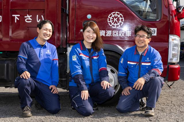 見通しがよく、意外と運転しやすいと評判のパッカー車!
慣れるまではベテランの先輩がついて指導します