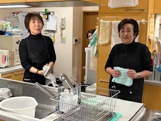 40代〜60代女性活躍中。お寺で清掃や食事準備をお任せ。フルタイム勤務・土日休み。長期希望者歓迎♪お茶出し・清掃・配膳スタッフ