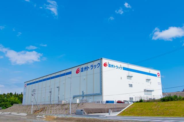 掛川市南西郷に新倉庫がオープンしました!
業績好調の遠州トラックで、正社員を積極採用中です。