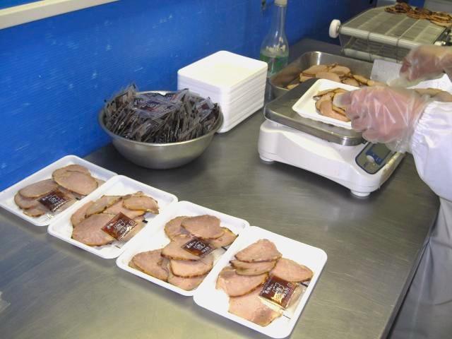 コツコツ作業が好きな方に最適！手造りハムの簡単製造ワーク／土日祝休み＆正社員登用制度有＆自転車通勤可ハムの製造スタッフ