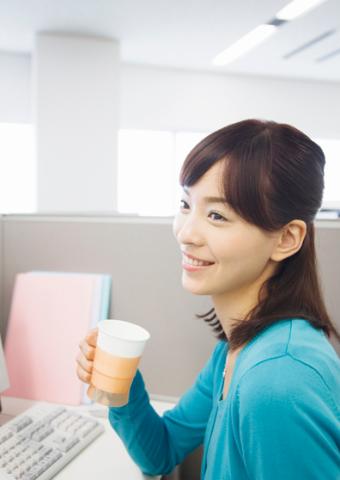 40代・50代が中心の落ち着いた雰囲気の職場。新大久保駅から徒歩2分と駅チカで通いやすさも抜群です。